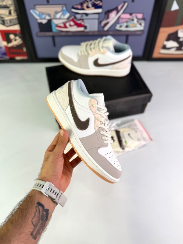 نایکی ایرجردن1 لو(بافت دار) کرم شکلاتی و خاکستری دخترانه Nike Air Jordan 1 Low "Lace" (Sail / Fossil / Dark Chocolate) - Image 3