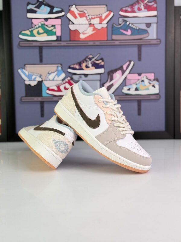 نایکی ایرجردن1 لو(بافت دار) کرم شکلاتی و خاکستری دخترانه Nike Air Jordan 1 Low "Lace" (Sail / Fossil / Dark Chocolate) - Image 1