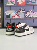 نایکی ایر جردن 1 لو (سفید، مشکی و طوسی) با جزئیات قرمز مردانهNike Air Jordan 1 Low (White / Black / Light Smoke Grey / Crimson) - Image 2