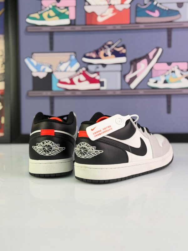 نایکی ایر جردن 1 لو (سفید، مشکی و طوسی) با جزئیات قرمز مردانهNike Air Jordan 1 Low (White / Black / Light Smoke Grey / Crimson) - Image 2