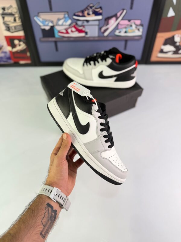نایکی ایر جردن 1 لو (سفید، مشکی و طوسی) با جزئیات قرمز مردانهNike Air Jordan 1 Low (White / Black / Light Smoke Grey / Crimson) - Image 3