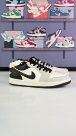 نایکی ایر جردن 1 لو (سفید، مشکی و طوسی) با جزئیات قرمز مردانهNike Air Jordan 1 Low (White / Black / Light Smoke Grey / Crimson) - Image 4