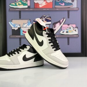 نایکی ایر جردن 1 لو (سفید، مشکی و طوسی) با جزئیات قرمز مردانهNike Air Jordan 1 Low (White / Black / Light Smoke Grey / Crimson)
