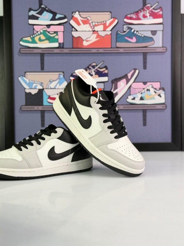 نایکی ایر جردن 1 لو (سفید، مشکی و طوسی) با جزئیات قرمز مردانهNike Air Jordan 1 Low (White / Black / Light Smoke Grey / Crimson) - Image 1
