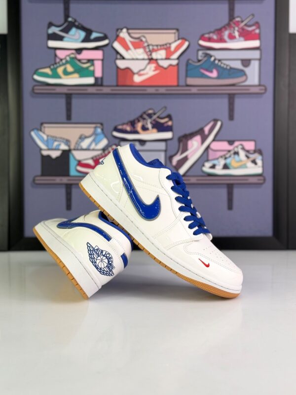 نایک ایرجردن ۱ لو ورنی سفید و آبی(Nike Air Jordan 1 Low White Royal Blue Patent) - Image 4