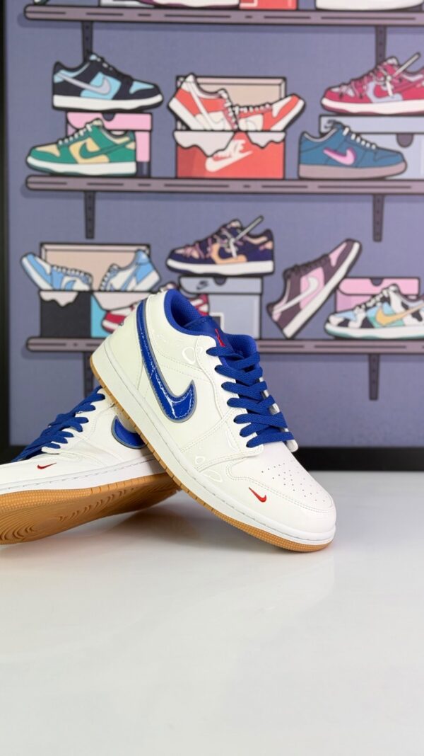 نایک ایرجردن ۱ لو ورنی سفید و آبی(Nike Air Jordan 1 Low White Royal Blue Patent) - Image 1