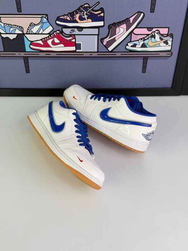 نایک ایرجردن ۱ لو ورنی سفید و آبی(Nike Air Jordan 1 Low White Royal Blue Patent) - Image 2