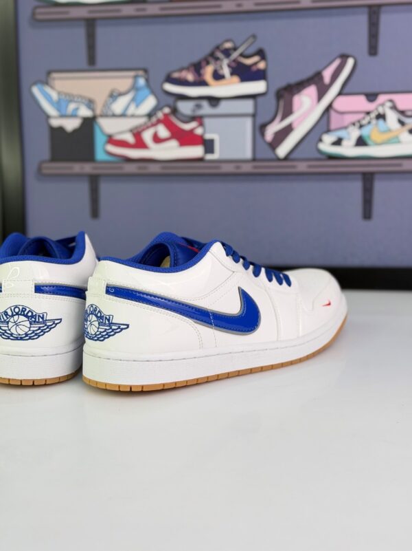نایک ایرجردن ۱ لو ورنی سفید و آبی(Nike Air Jordan 1 Low White Royal Blue Patent) - Image 3