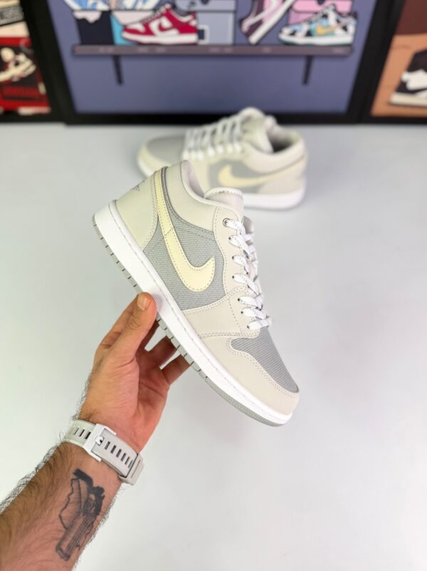 کتونی ایر جردن ۱ لو (ساق کوتاه) چرم و برزنت - طوسی کرم (Air Jordan 1 Low Grey Sail Canvas Sneakers) - Image 3