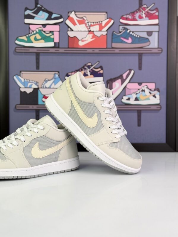 کتونی ایر جردن ۱ لو (ساق کوتاه) چرم و برزنت - طوسی کرم (Air Jordan 1 Low Grey Sail Canvas Sneakers) - Image 2