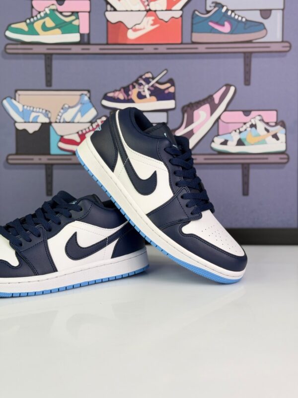 کتونی ایرجردن 1 لو (ساق کوتاه) سورمه ای سفید (Air Jordan 1 Low White/Navy) - Image 2
