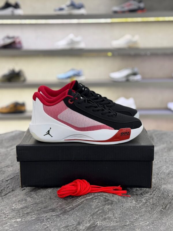 کتونی بسکتبال جردن لوکا 77 طوسی با ترکیب سفید/مشکی و قرمز (Jordan Luka77 White/Black/Red) - Image 2