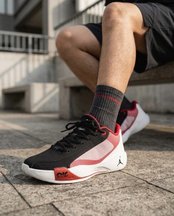 کتونی بسکتبال جردن لوکا 77 طوسی با ترکیب سفید/مشکی و قرمز (Jordan Luka77 White/Black/Red) - Image 3