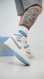 کتونی نایک ایرجردن 1 ساقدار سفید آبی جیر (Nike Air Jordan 1 High CMFT2 White/Blue Suede) - Image 3