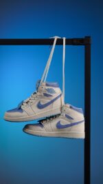کتونی نایک ایرجردن 1 ساقدار سفید آبی جیر (Nike Air Jordan 1 High CMFT2 White/Blue Suede) - Image 4