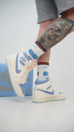 کتونی نایک ایرجردن 1 ساقدار سفید آبی جیر (Nike Air Jordan 1 High CMFT2 White/Blue Suede) - Image 2
