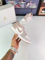 کتونی ایرجردن1 لو (ساق کوتاه) سفید طوسی صورتی (Nike Air Jordan1 Low White/Gray/Pink) - Image 4