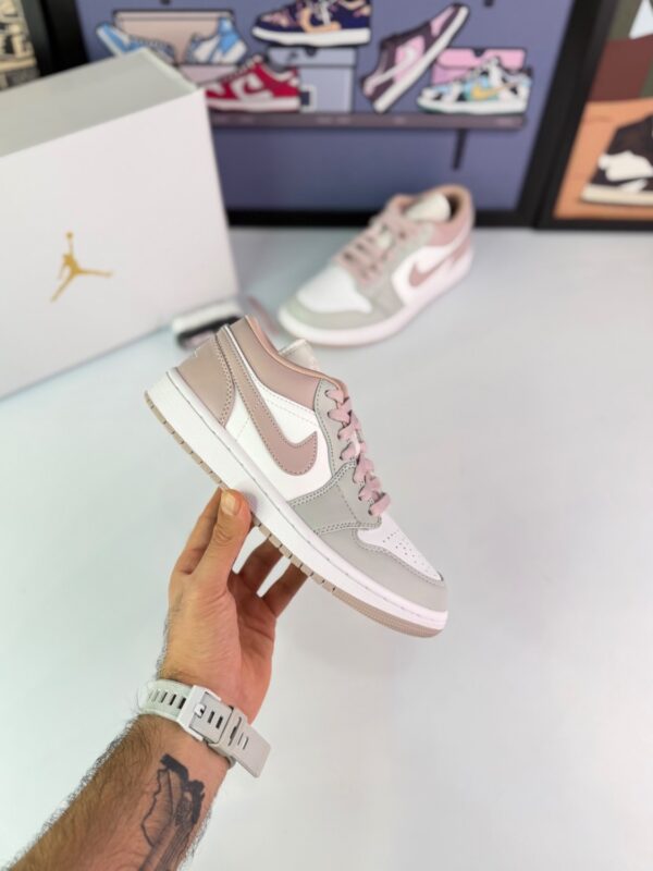 کتونی ایرجردن1 لو (ساق کوتاه) سفید طوسی صورتی (Nike Air Jordan1 Low White/Gray/Pink) - Image 4