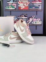 کتونی ایرجردن1 لو (ساق کوتاه) سفید طوسی صورتی (Nike Air Jordan1 Low White/Gray/Pink)
