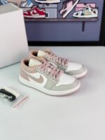 کتونی ایرجردن1 لو (ساق کوتاه) سفید طوسی صورتی (Nike Air Jordan1 Low White/Gray/Pink) - Image 2